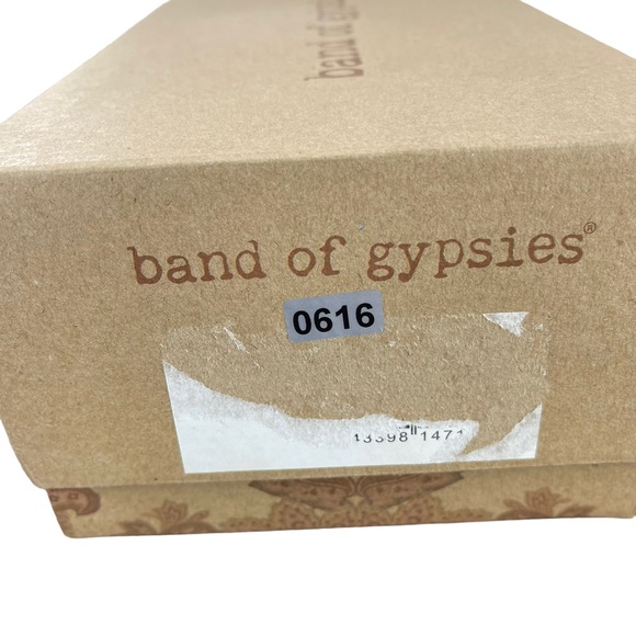 BAND OF GYPSIES Women Black & White Cow Hair Sandal Size 7 Spots Footbed Shoes - Picture 7 of 7